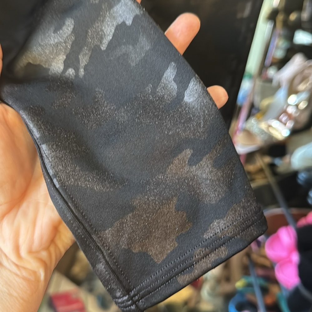 SPANX FAUX LEATHER BLACK MATTE CAMO PRINT LEGGING SMALL - Picture 14 of 14